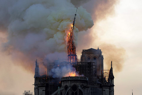 باريس: حريق يلتهم كاتدرائية نوتردام وزوج سلمى حايك يتبرع بـ113 مليون يورو صورة رقم 21