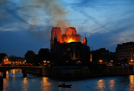 باريس: حريق يلتهم كاتدرائية نوتردام وزوج سلمى حايك يتبرع بـ113 مليون يورو صورة رقم 22
