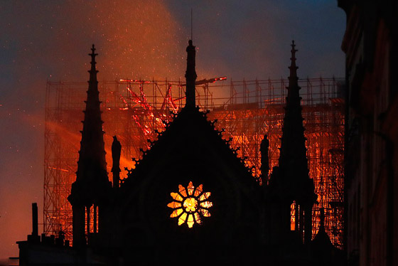 باريس: حريق يلتهم كاتدرائية نوتردام وزوج سلمى حايك يتبرع بـ113 مليون يورو صورة رقم 24