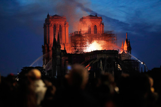 باريس: حريق يلتهم كاتدرائية نوتردام وزوج سلمى حايك يتبرع بـ113 مليون يورو صورة رقم 25