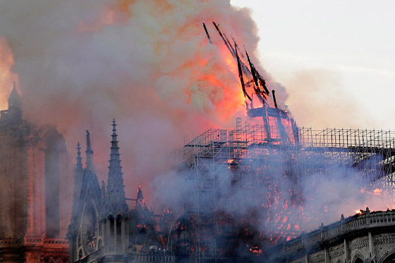 باريس: حريق يلتهم كاتدرائية نوتردام وزوج سلمى حايك يتبرع بـ113 مليون يورو صورة رقم 26