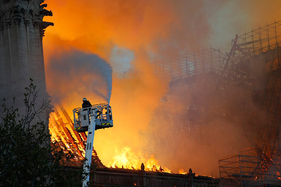 باريس: حريق يلتهم كاتدرائية نوتردام وزوج سلمى حايك يتبرع بـ113 مليون يورو صورة رقم 27
