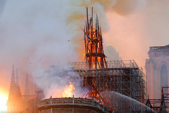 باريس: حريق يلتهم كاتدرائية نوتردام وزوج سلمى حايك يتبرع بـ113 مليون يورو صورة رقم 28
