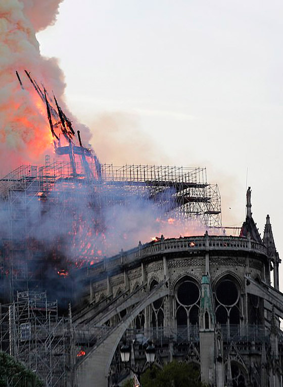 باريس: حريق يلتهم كاتدرائية نوتردام وزوج سلمى حايك يتبرع بـ113 مليون يورو صورة رقم 31