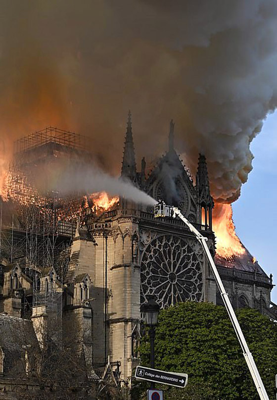 باريس: حريق يلتهم كاتدرائية نوتردام وزوج سلمى حايك يتبرع بـ113 مليون يورو صورة رقم 32