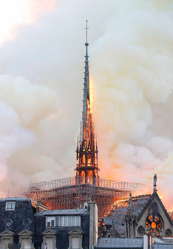 باريس: حريق يلتهم كاتدرائية نوتردام وزوج سلمى حايك يتبرع بـ113 مليون يورو صورة رقم 33