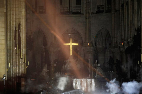 باريس: حريق يلتهم كاتدرائية نوتردام وزوج سلمى حايك يتبرع بـ113 مليون يورو صورة رقم 37