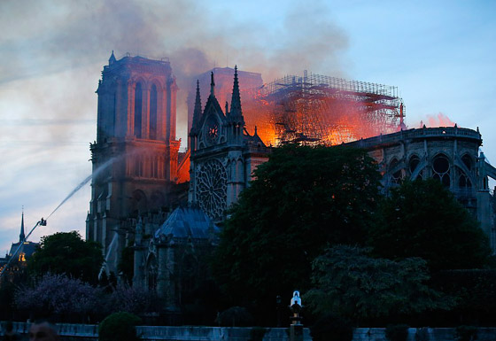 باريس: حريق يلتهم كاتدرائية نوتردام وزوج سلمى حايك يتبرع بـ113 مليون يورو صورة رقم 38