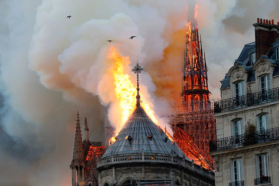 باريس: حريق يلتهم كاتدرائية نوتردام وزوج سلمى حايك يتبرع بـ113 مليون يورو صورة رقم 39