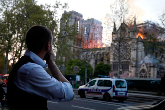 باريس: حريق يلتهم كاتدرائية نوتردام وزوج سلمى حايك يتبرع بـ113 مليون يورو صورة رقم 45