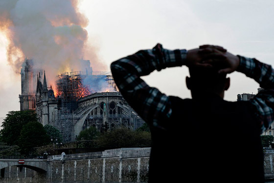 باريس: حريق يلتهم كاتدرائية نوتردام وزوج سلمى حايك يتبرع بـ113 مليون يورو صورة رقم 46