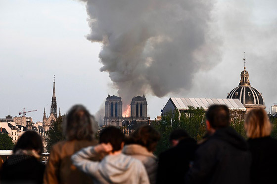 باريس: حريق يلتهم كاتدرائية نوتردام وزوج سلمى حايك يتبرع بـ113 مليون يورو صورة رقم 47