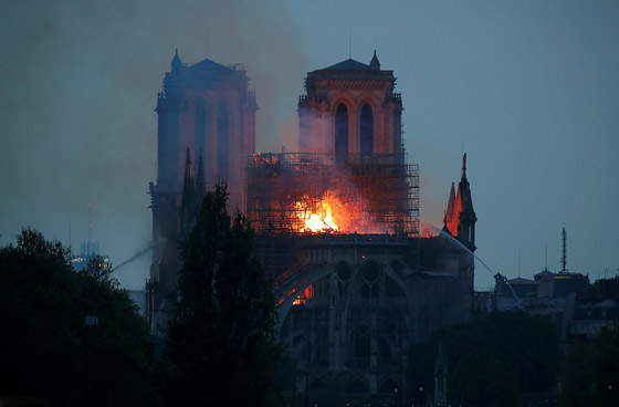 باريس: حريق يلتهم كاتدرائية نوتردام وزوج سلمى حايك يتبرع بـ113 مليون يورو صورة رقم 48