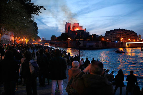 باريس: حريق يلتهم كاتدرائية نوتردام وزوج سلمى حايك يتبرع بـ113 مليون يورو صورة رقم 49