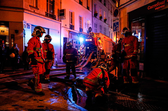 باريس: حريق يلتهم كاتدرائية نوتردام وزوج سلمى حايك يتبرع بـ113 مليون يورو صورة رقم 50