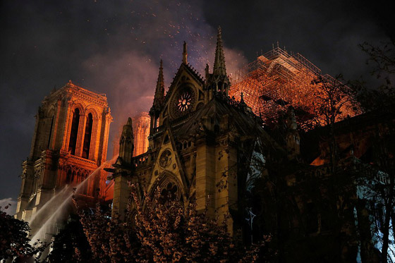 باريس: حريق يلتهم كاتدرائية نوتردام وزوج سلمى حايك يتبرع بـ113 مليون يورو صورة رقم 51