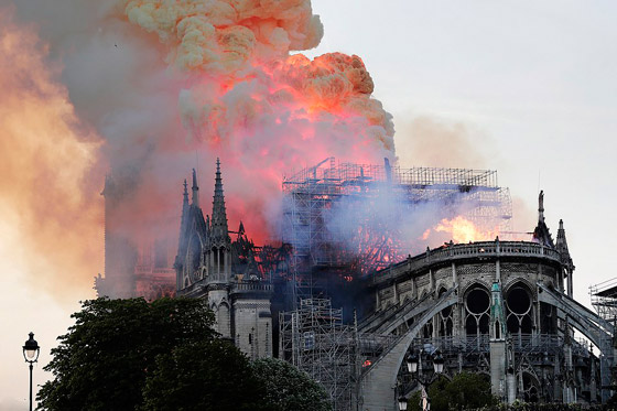 باريس: حريق يلتهم كاتدرائية نوتردام وزوج سلمى حايك يتبرع بـ113 مليون يورو صورة رقم 52