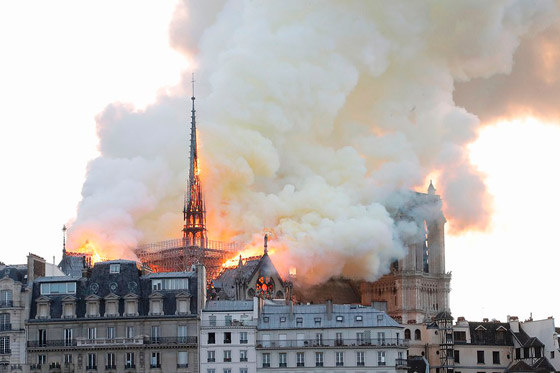 باريس: حريق يلتهم كاتدرائية نوتردام وزوج سلمى حايك يتبرع بـ113 مليون يورو صورة رقم 53
