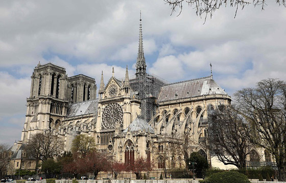 باريس: حريق يلتهم كاتدرائية نوتردام وزوج سلمى حايك يتبرع بـ113 مليون يورو صورة رقم 54