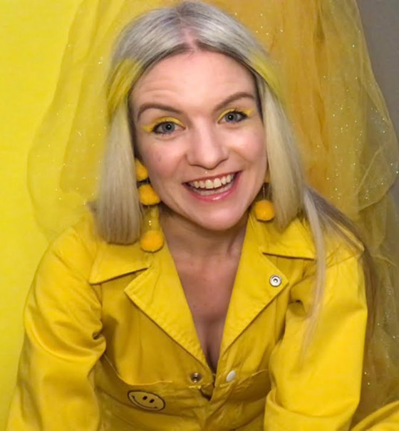 السيدة الصفراء: سيدة لا تعشق سوى اللون الأصفر وتعيش به! فيديو وصور صورة رقم 6