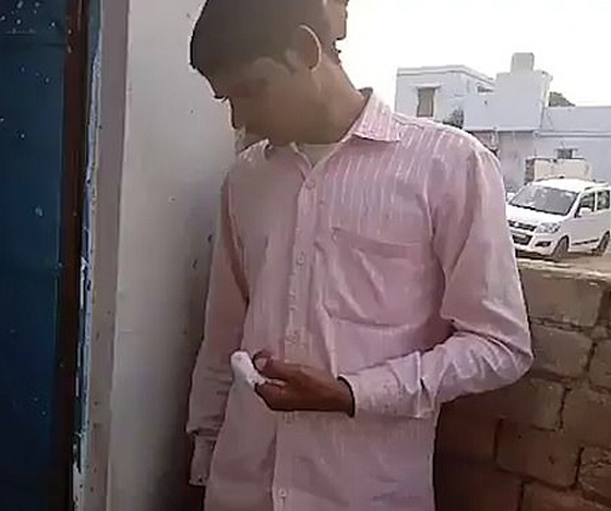 بالفيديو والصور: هندي يقطع إصبعه بعد أن صوّت بالخطأ لحزب منافس صورة رقم 3