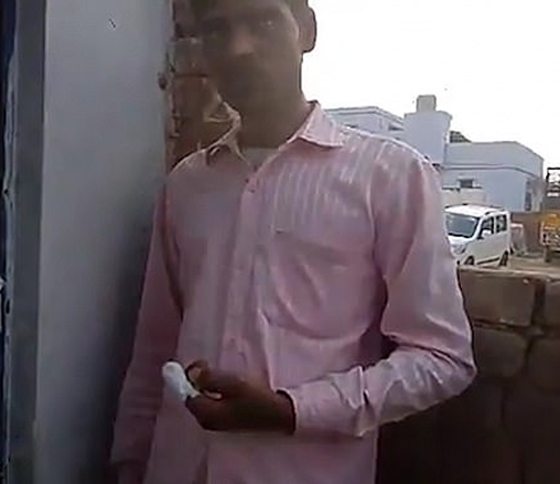 بالفيديو والصور: هندي يقطع إصبعه بعد أن صوّت بالخطأ لحزب منافس صورة رقم 4