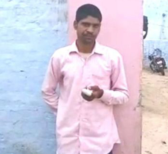 بالفيديو والصور: هندي يقطع إصبعه بعد أن صوّت بالخطأ لحزب منافس صورة رقم 5