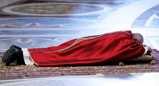 بالفيديو والصور: قداس الجمعة العظيمة في الفاتيكان يسلط الضوء على فقراء العالم صورة رقم 7