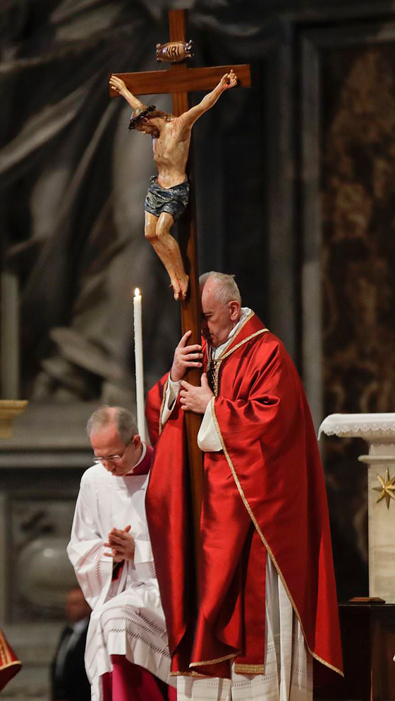 بالفيديو والصور: قداس الجمعة العظيمة في الفاتيكان يسلط الضوء على فقراء العالم صورة رقم 12