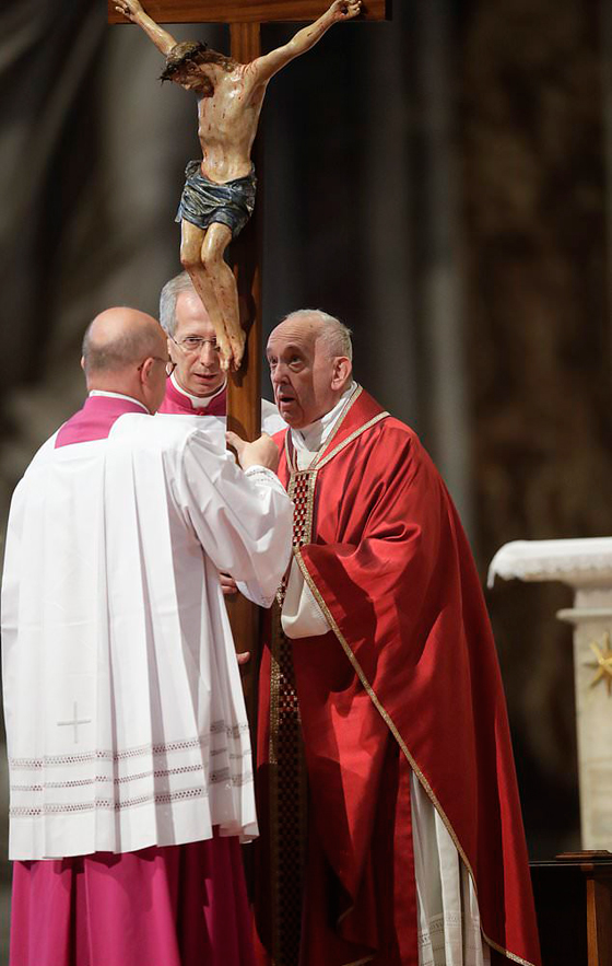 بالفيديو والصور: قداس الجمعة العظيمة في الفاتيكان يسلط الضوء على فقراء العالم صورة رقم 13