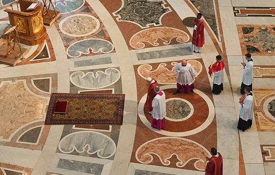 بالفيديو والصور: قداس الجمعة العظيمة في الفاتيكان يسلط الضوء على فقراء العالم صورة رقم 15