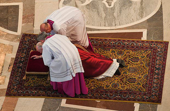 بالفيديو والصور: قداس الجمعة العظيمة في الفاتيكان يسلط الضوء على فقراء العالم صورة رقم 16