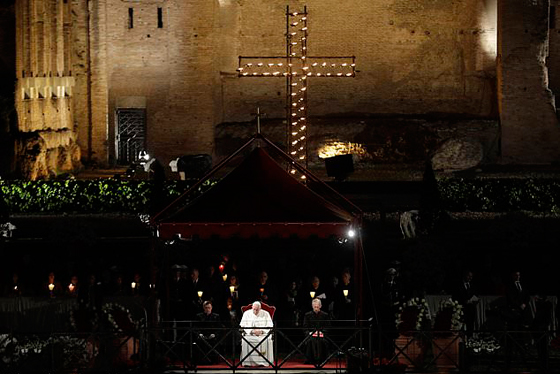 بالفيديو والصور: قداس الجمعة العظيمة في الفاتيكان يسلط الضوء على فقراء العالم صورة رقم 20
