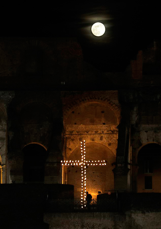 بالفيديو والصور: قداس الجمعة العظيمة في الفاتيكان يسلط الضوء على فقراء العالم صورة رقم 22