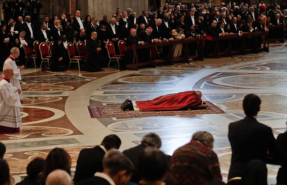 بالفيديو والصور: قداس الجمعة العظيمة في الفاتيكان يسلط الضوء على فقراء العالم صورة رقم 23