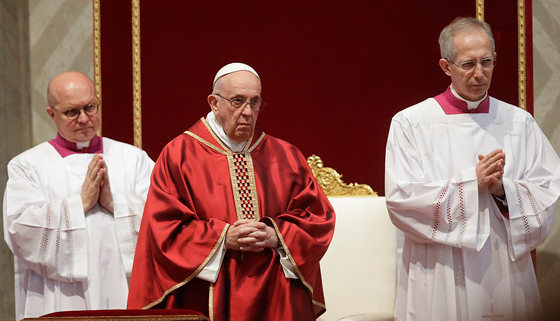بالفيديو والصور: قداس الجمعة العظيمة في الفاتيكان يسلط الضوء على فقراء العالم صورة رقم 24