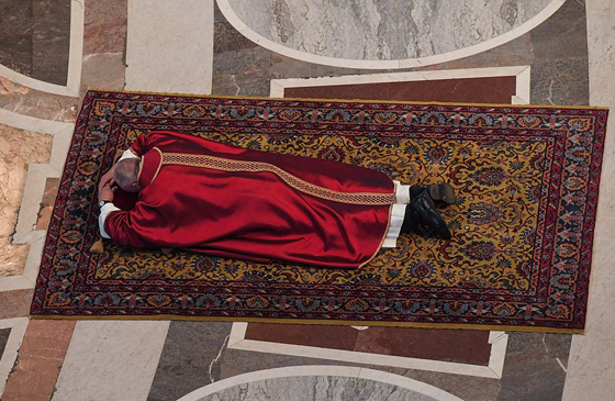 بالفيديو والصور: قداس الجمعة العظيمة في الفاتيكان يسلط الضوء على فقراء العالم صورة رقم 25