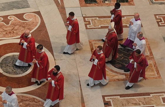 بالفيديو والصور: قداس الجمعة العظيمة في الفاتيكان يسلط الضوء على فقراء العالم صورة رقم 27