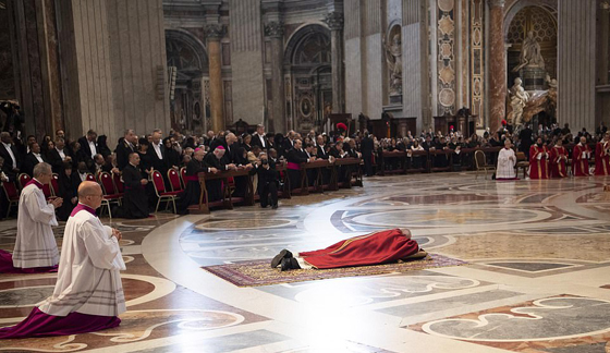 بالفيديو والصور: قداس الجمعة العظيمة في الفاتيكان يسلط الضوء على فقراء العالم صورة رقم 28