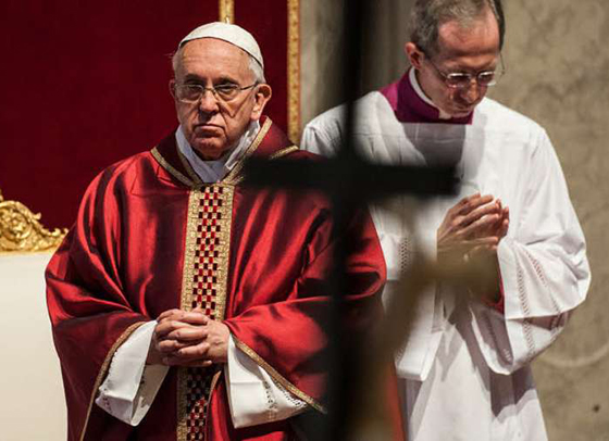بالفيديو والصور: قداس الجمعة العظيمة في الفاتيكان يسلط الضوء على فقراء العالم صورة رقم 30