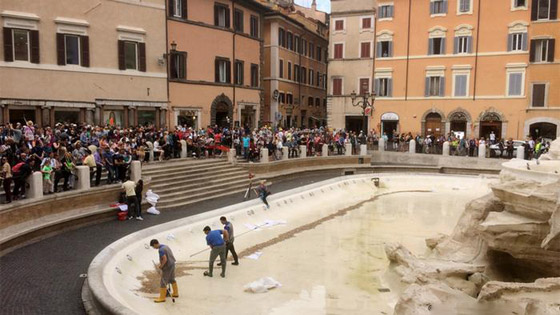 ماذا يحل بالنقود التي يرميها الناس في نافورة تريفي للأمنيات في روما؟ صورة رقم 2