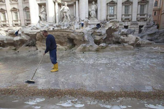 ماذا يحل بالنقود التي يرميها الناس في نافورة تريفي للأمنيات في روما؟ صورة رقم 9