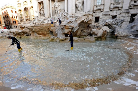 ماذا يحل بالنقود التي يرميها الناس في نافورة تريفي للأمنيات في روما؟ صورة رقم 10