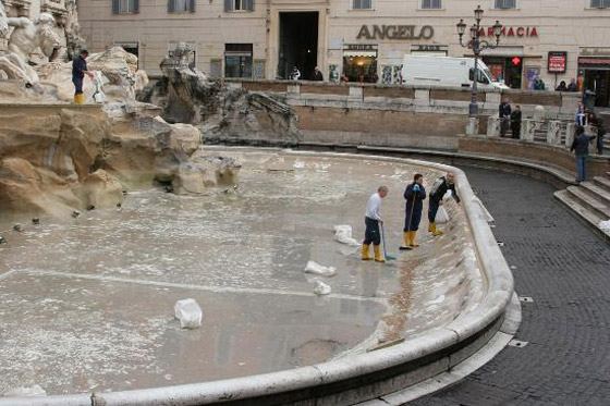 ماذا يحل بالنقود التي يرميها الناس في نافورة تريفي للأمنيات في روما؟ صورة رقم 11