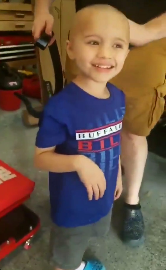 فيديو طريف: طفل شقي يحلق شعره بالكامل وشعر شقيقته صورة رقم 4