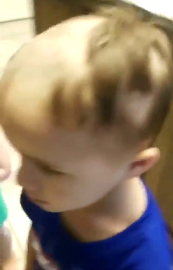 فيديو طريف: طفل شقي يحلق شعره بالكامل وشعر شقيقته صورة رقم 3