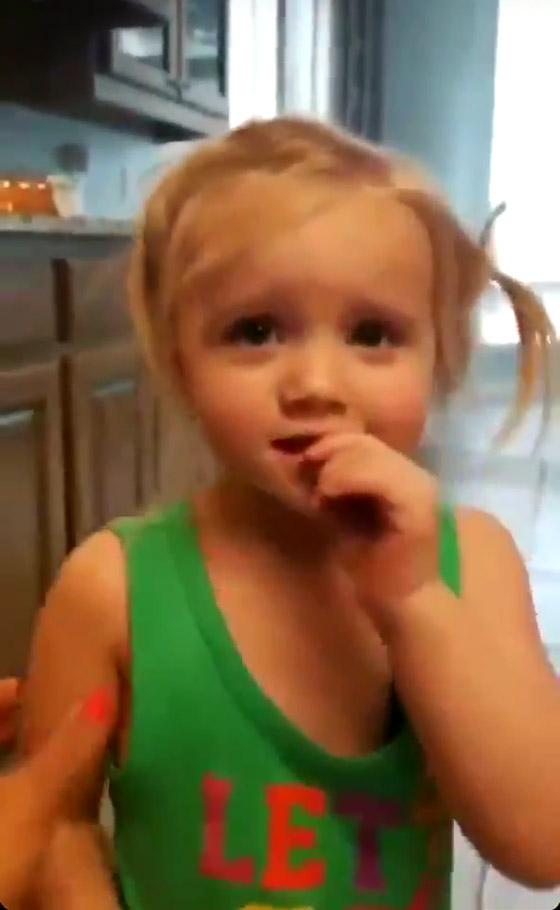 فيديو طريف: طفل شقي يحلق شعره بالكامل وشعر شقيقته صورة رقم 1