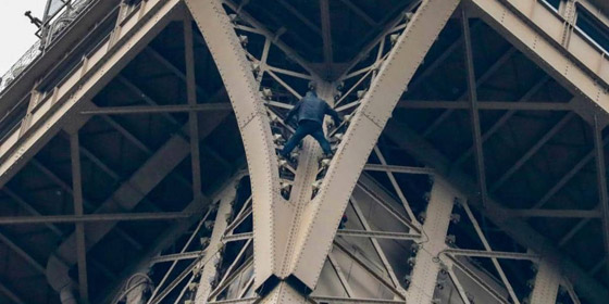 بالفيديو: رجل يثير الهلع في برج إيفل صورة رقم 1