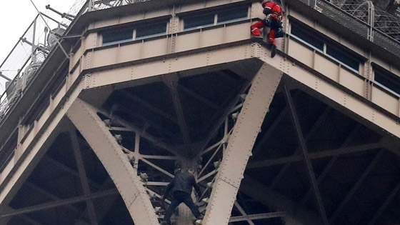 بالفيديو: رجل يثير الهلع في برج إيفل صورة رقم 2