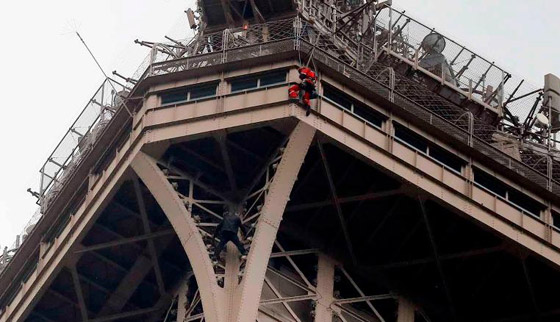 بالفيديو: رجل يثير الهلع في برج إيفل صورة رقم 4